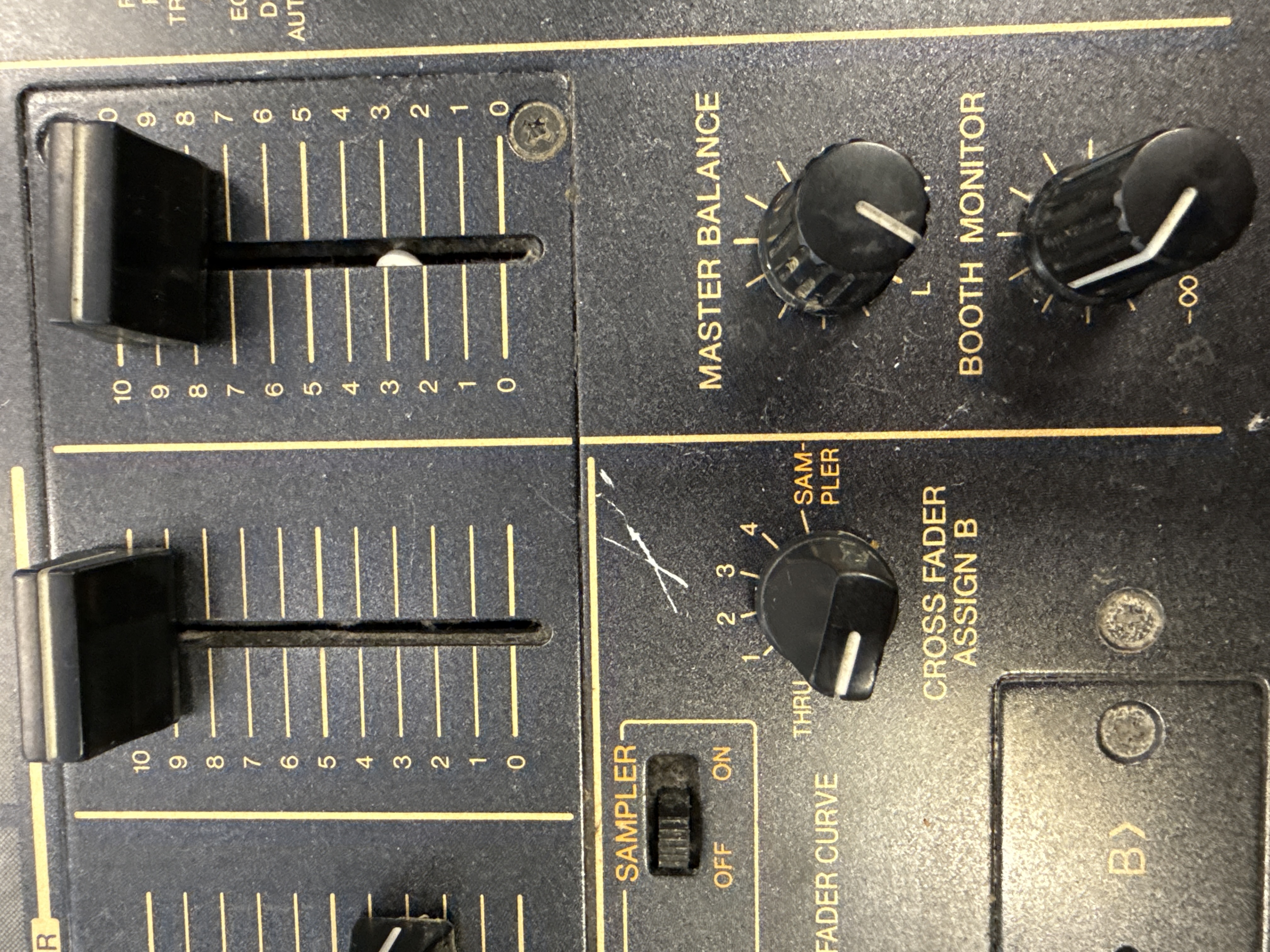 Pre-owned Pioneer pioneer djm 600 4 channel - Own4Less